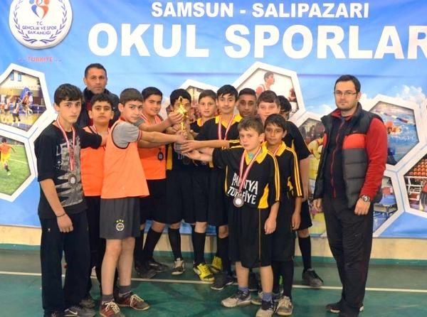 Salıpazarı Futsal Yıldız Erkekler Şampiyonasın´da Okulumuz İlçe Üçüncülüğünü Elde Etti.